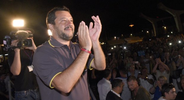 Salvini posta un video in cui degli immigrati lo insultano: ma i commenti dei suoi sostenitori sono esagerati