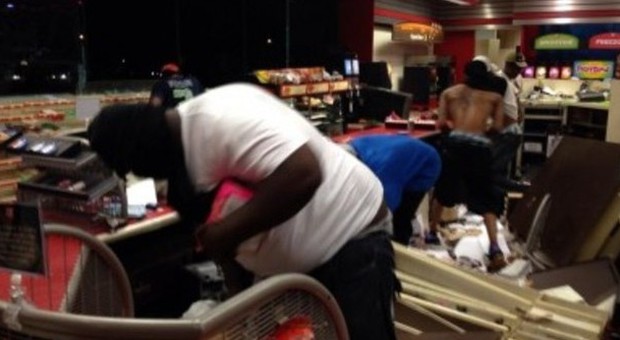 Usa, la polizia uccide un ragazzo di colore: in strada negozi saccheggiati e auto danneggiate