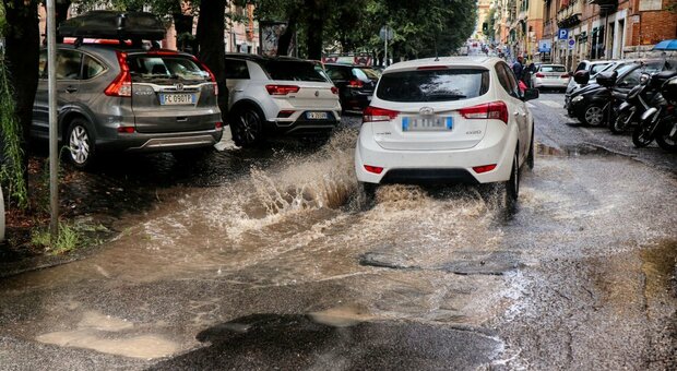 Bomba d'acqua a Roma dopo ore di sole, continua il tempo instabile: allerta gialla nel Lazio, possibili grandinate