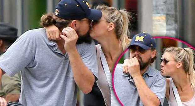 Il bacio tra Leonardo DiCaprio e Kelly Rohrbach (okmagazine.com)