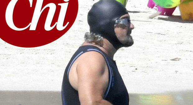 Beppe Grillo si fa il bagno vestito da "supereroe": le immagini esclusive