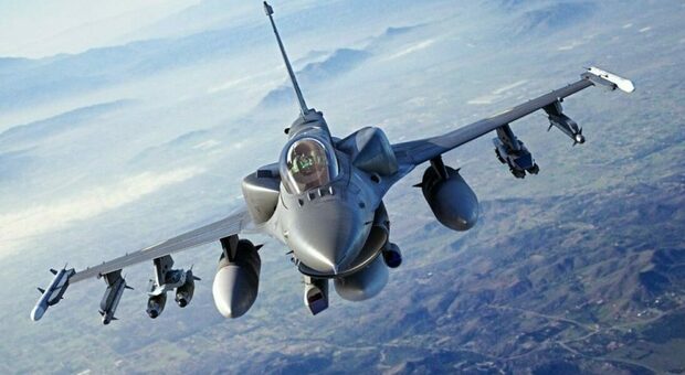 Guerra in Ucraina, ecco gli F-16: con i nuovi aerei Kiev crede nela svolta. Putin: inutili, ma conflitto più lungo