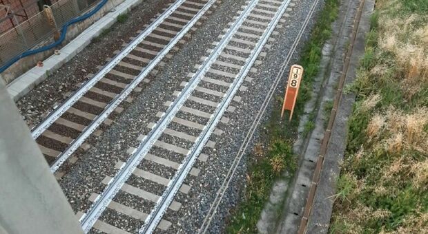 Rider travolto e ucciso da un treno mentre va al lavoro: Raffaele stava attraversando i binari in motorino
