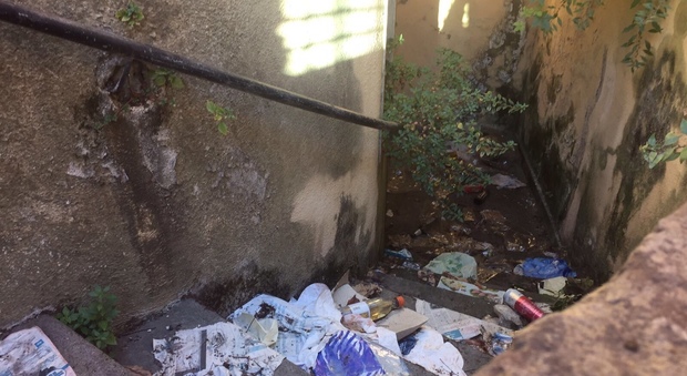 L'ingresso pieno d'immondizia dei bagni pubblici di via Dobici (chiusi)