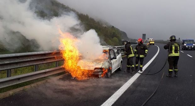 Auto in fiamme, lunedì di paura sull’autostrada del Mediterraneo