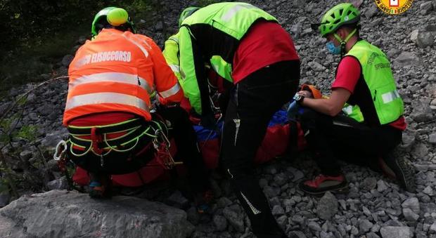 Cade sul sentiero: donna di 72 anni salvata dal soccorso alpino