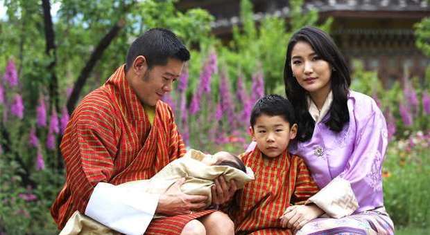 La regina del Bhutan, la più giovane del mondo, oggi compie 30 anni. É la Kate Middleton dell'Himalaya