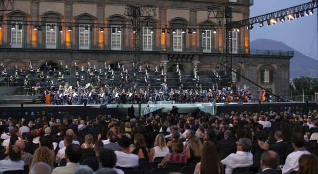 Teatro San Carlo, la riapertura al pubblico da «La Traviata» a «L'elisir d'amore»