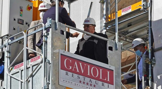 Teramo, restauro del Duomo: il vescovo Leuzzi sale sul campanile