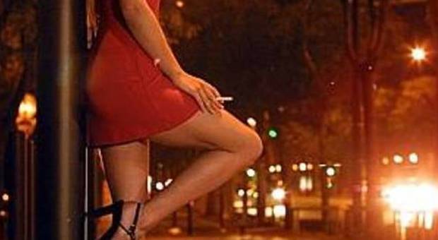 Sesso di gruppo con una prostituta: tre amici sorpresi e multati dai vigili