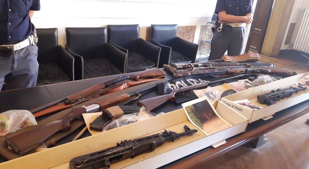 Kalashnikov e fucili: scoperto un arsenale a casa di un elettricista