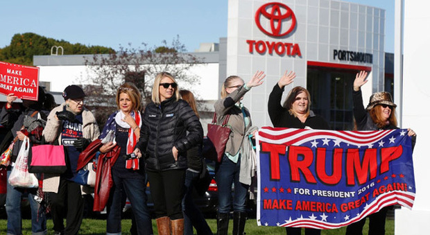 Sostenitori di Donald Trump davanti ad una fabbrica Toyota durante la campagna per le presidenziali