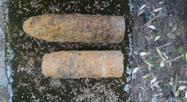Le due granate di artiglieria calibro 75 mm trovate sul Monte Santo a Gorizia