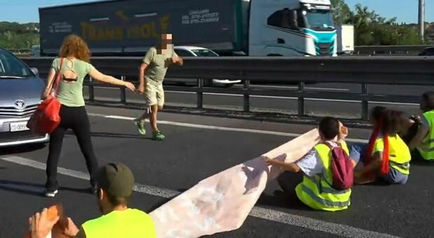 Attivisti bloccano il Gra, cacciati dagli automobilisti: «Levateve dalle scatole»