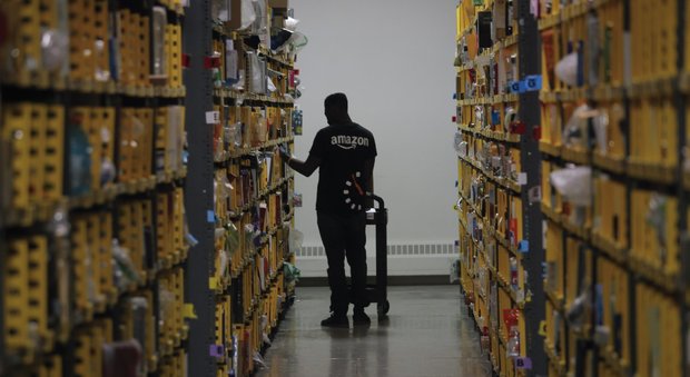 Amazon, nei magazzini impiegati circa 30 mila robot