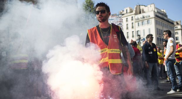 Air France e ferrovie in sciopero per due giorni: oggi e domani caos trasporti in Francia