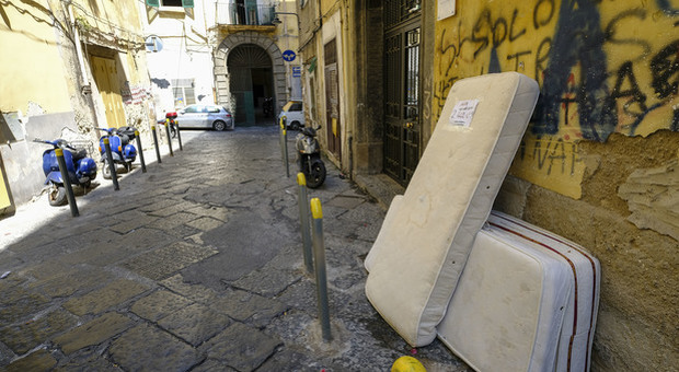 Napoli, raccolta a rilento: 60 tonnellate di ingombranti a terra, trovate 2 aree