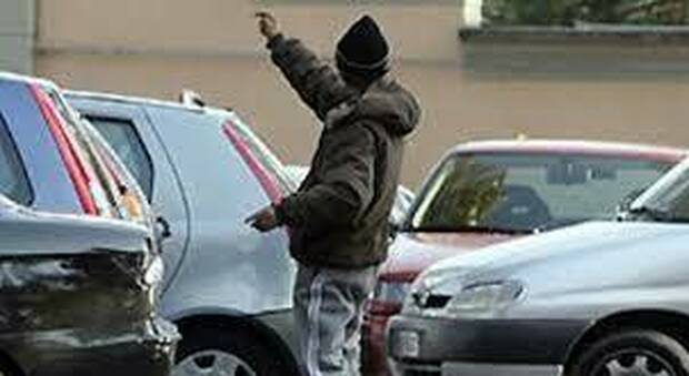 Napoli: parcheggiatore abusivo senza mascherina, scatta il divieto d'accesso in area urbana