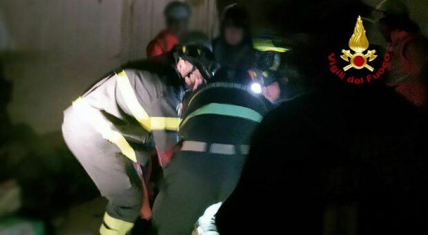 Crolla parte del tetto di un edificio in disuso: paure per due persone a Torrette di Fano