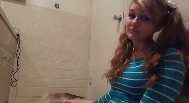 "Sesso con i cani", ragazza spiega in un video perché le donne lo dovrebbero fare: "È legale"