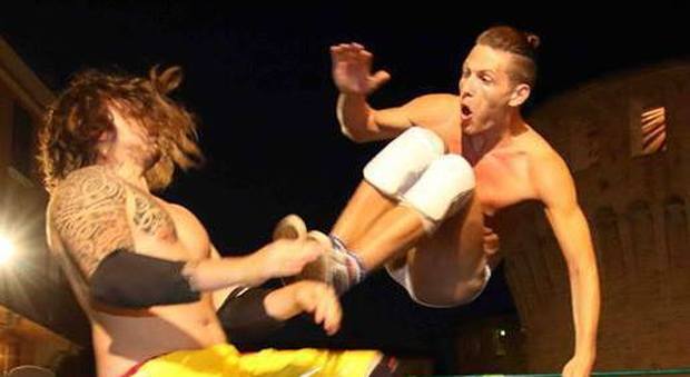 Nico Narciso esegue un dropkick contro Andrew Winston