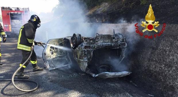 A1, auto in fiamme dopo incidente: coniugi morti, lei era del Casertano