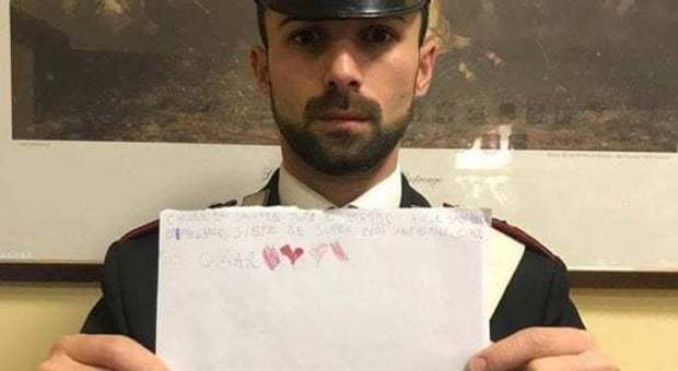 Il papà picchia la mamma in casa, il figlio di 8 anni accoglie con un disegno i Carabinieri: «Siete i miei super eroi» FOTO
