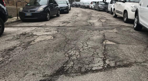 L'asfalto in condizioni pietose in via Panoramica