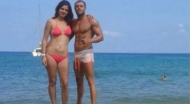 «Ecco chi mi sono fatto a Ibiza», e posta la foto in bikini. Playboy massacrato su Fb