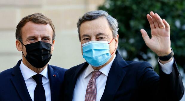 Emmanuel Macron e Mario Draghi alla conferenza di Parigi sulla Libia