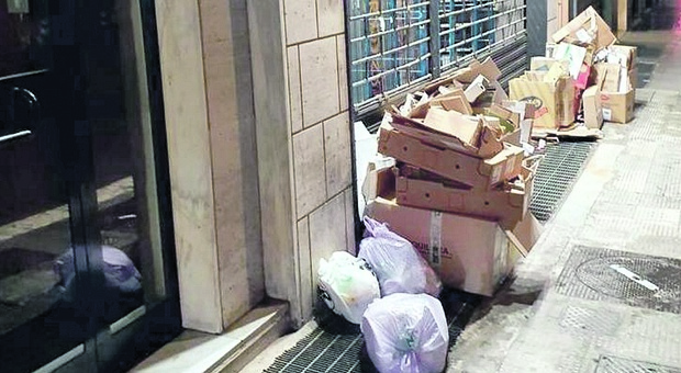 Bari, la guerra dei rifiuti: «Immondizia in pieno centro, portata da altri rioni»