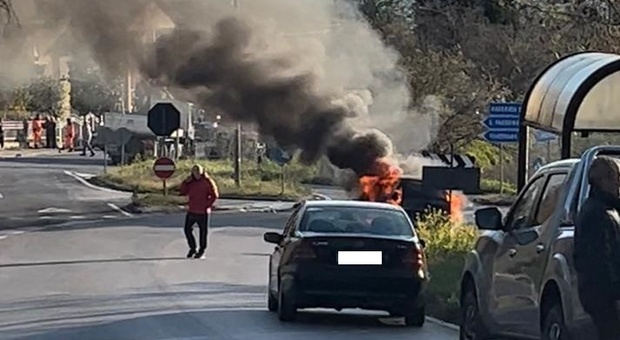 L'auto prende fuoco dopo l'incidente: mezzo distrutto, la conducente si salva
