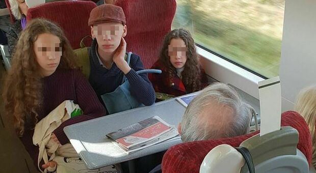 Anziani occupano posti in treno riservati a una mamma con 3 figli, la lite dopo il rifiuto di spostarsi: «Maleducati»