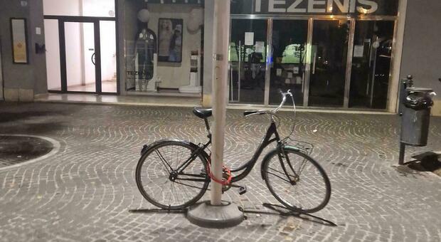 San Benedetto, mai più biciclette attaccate ai pali: in centro nuove rastrelliere con 200 posti, ma anche rimozioni e multe fino a 150 euro
