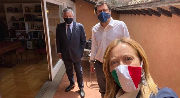 Lega e Fdi in piazza ma Forza Italia non si mobilita e Salvini arriva a Napoli