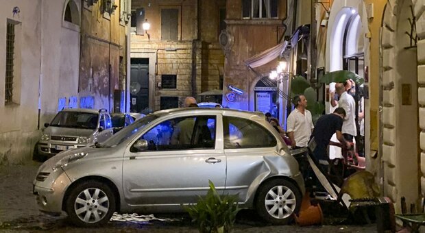 Auto impazzita in piazza delle Coppelle piomba sul ristorante: tre feriti, anche un bambino