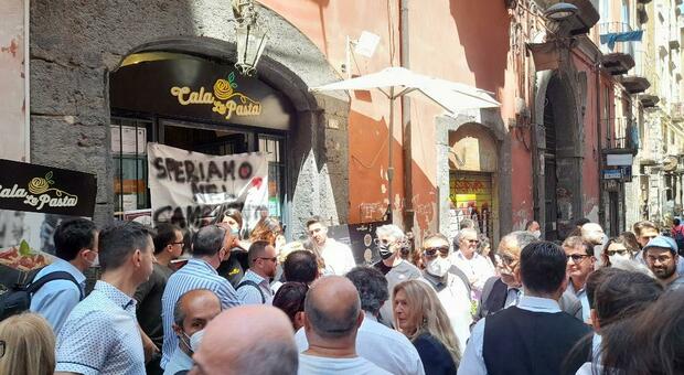 Napoli, il testimone del raid in moto da Cala la Pasta: «Ecco chi ci minacciò»