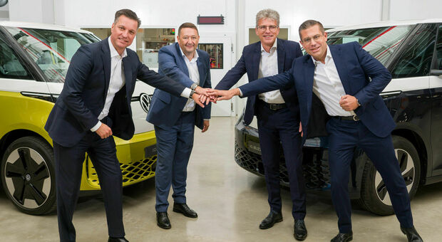 da sx Thomas Schmall, Group Board Member for Technology at Volkswagen AG and Chairman of the Supervisory Board of PowerCo SE, Jörg Teichmann, PowerCo Chief Procurement Officer, Ralph Kiessling, EVP Energy Umicore, Umicore CEO Mathias Miedreich