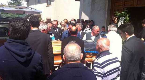 Duemila persone a Piani di Poggio Fidoni per l'ultimo saluto a Paolone, l'uomo ucciso dalla motozappa