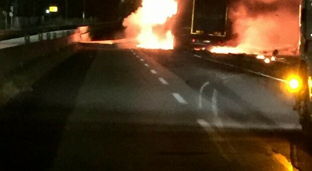 Tir in fiamme, autostrada A4 chiusa