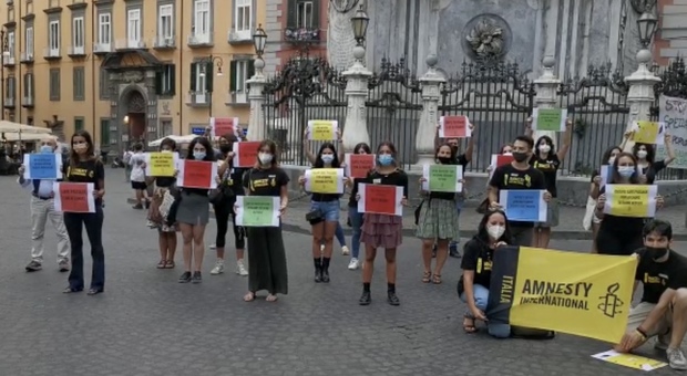 Amnesty International in piazza a Napoli: «Manifestiamo per le donne afghane»