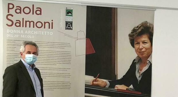 Il dirigente dell’Istituto d’arte Mannucci, professor Francesco M. Orsolini davanti al pannello che ricorda l’architetto Paola Salmoni