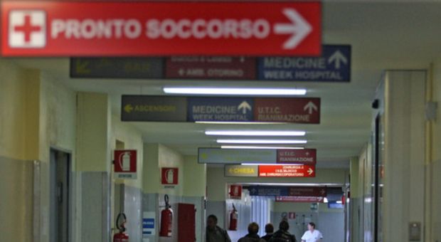 Neonato di 20 giorni arriva morto in ospedale dopo un'emorragia: «Forse causata da una circoncisione in casa»