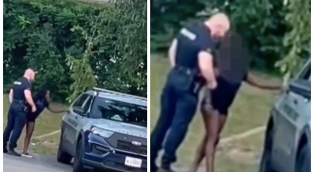 Poliziotto ferma una donna e fa sesso in auto: la scena ripresa finisce sui social