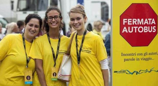 Giovani volontari con l'uniforme gialla aiutano l'organizzazione