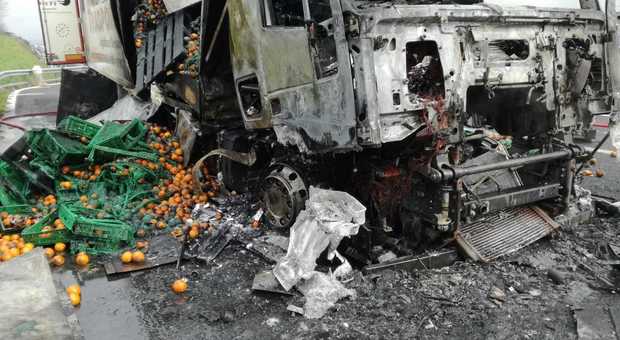 Frosinone, camion in fiamme e cabina distrutta: l'autista salta fuori e si salva