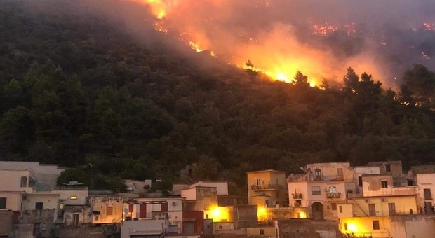 Monti di Sarno ancora in fiamme: 300 evacuati, distrutta una chiesa. Il sindaco: «Disegno criminale»