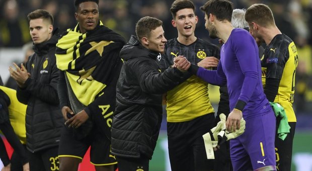 La festa del Borussia Dortmund qualificatosi agli ottavi al posto dell'Inter