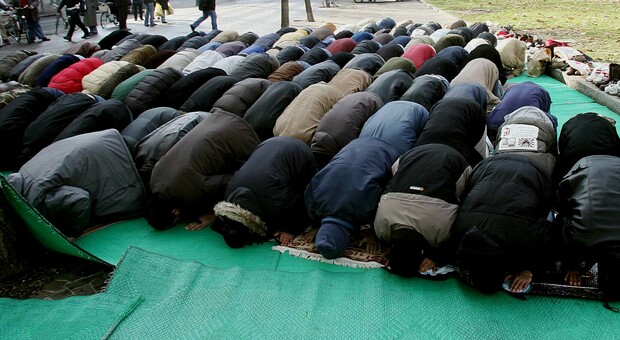 Musulmani in preghiera (foto d'archivio)