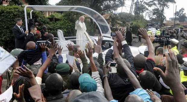 Papa Francesco nelle bidonville di Nairobi:«Ogni essere umano è più importante del dio denaro»
